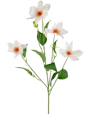 De Kunstclematis Real Touch Wit 88cm heeft een steel met vier witte bloemen met oranje hart en verschillende groene bladeren aan slanke takken, tegen een effen witte achtergrond.