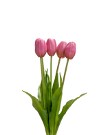 Het Kunsttulpenboeket Real Touch Paars 40 cm heeft vier paarse tulpen met realistische groene bladeren en stelen, die rechtop staan tegen een effen witte achtergrond.