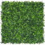 De Kunsthaag mat mix 50x50 cm UV brandvertragend is een vierkant paneel met dichte, gemengde groene kunstbladeren, waardoor het lijkt op een weelderige verticale tuin. Het is UV-bestendig en brandvertragend voor langdurig buitengebruik.