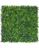 De Kunsthaag mat mix 50x50 cm UV brandvertragend is een vierkant paneel met dichte, gemengde groene kunstbladeren, waardoor het lijkt op een weelderige verticale tuin. Het is UV-bestendig en brandvertragend voor langdurig buitengebruik.